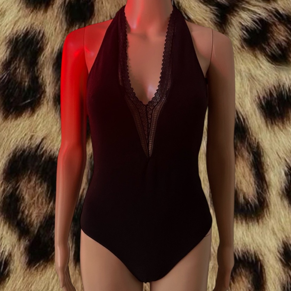 MEtoWE Lace V-Neck Bodysuit